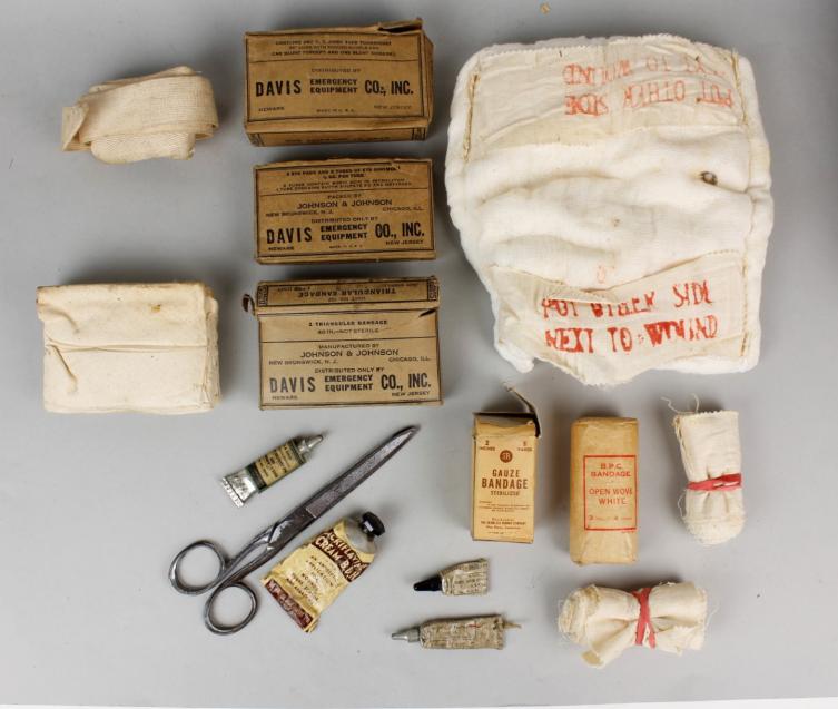 CS Militaria WW2 US Armoured Vehicle First Aid Kit With Contents