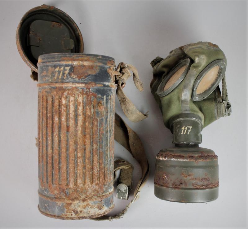 CS Militaria WW2 German Matching Numbers Luftwaffe Gas Mask & Canister